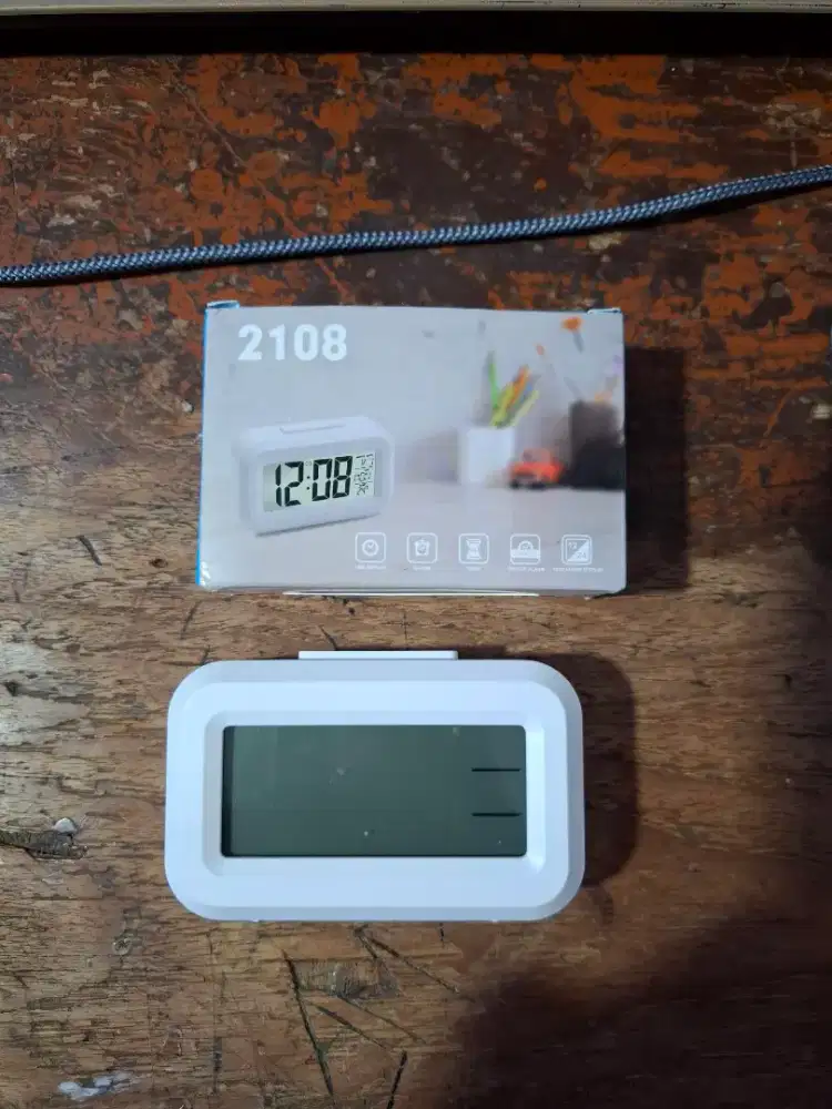 Jam digital meja cocok untuk kamar karena ada alaram nya