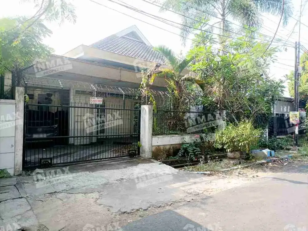 Rumah Tengah Kota , Lingkungan tenang, dekat Pasar Tawangmangu, kuliner, Sekolah dan Kampus ternama