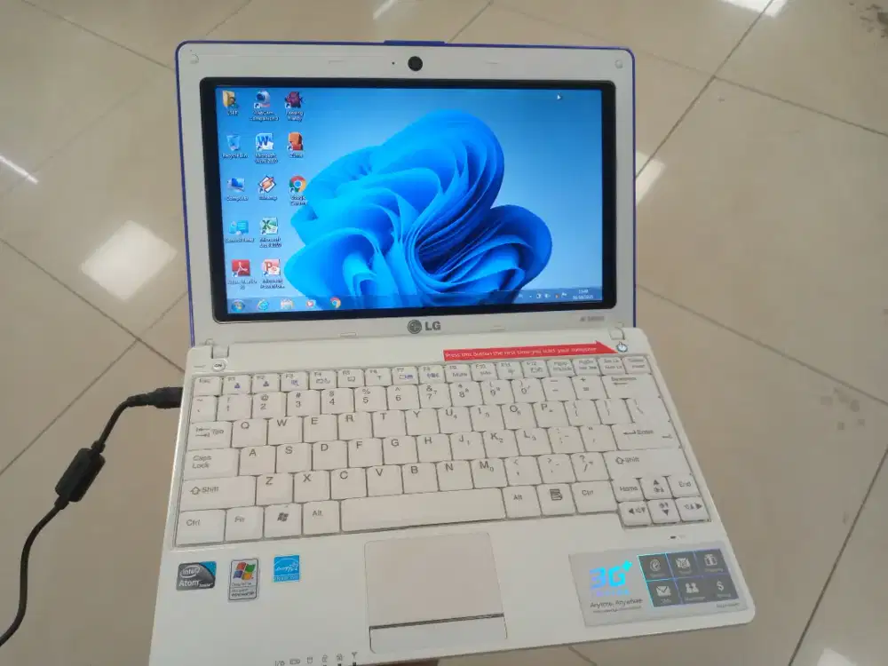 JUAL Notebook 10inch Atom Dualcore MulusSiap Pake Minus Yaa
