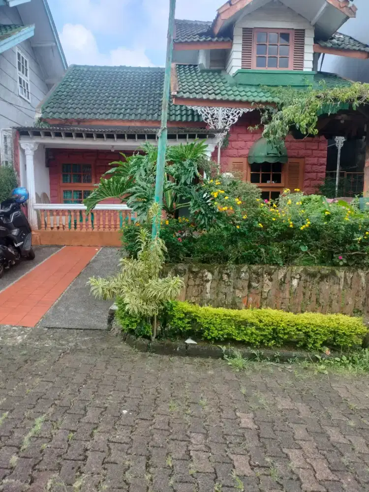 Di jual butuh vila 2 LT harga 380 JT lokasi di Gren aple Cipanas