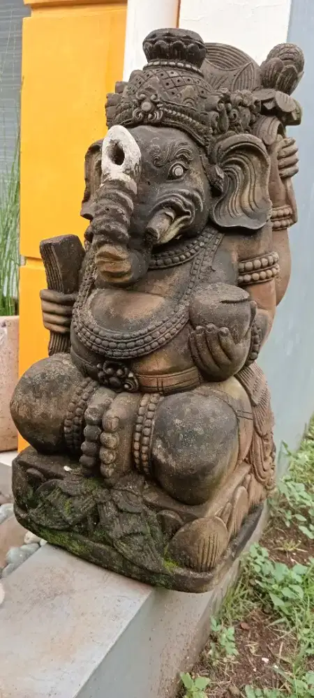 Patung ganesha batu