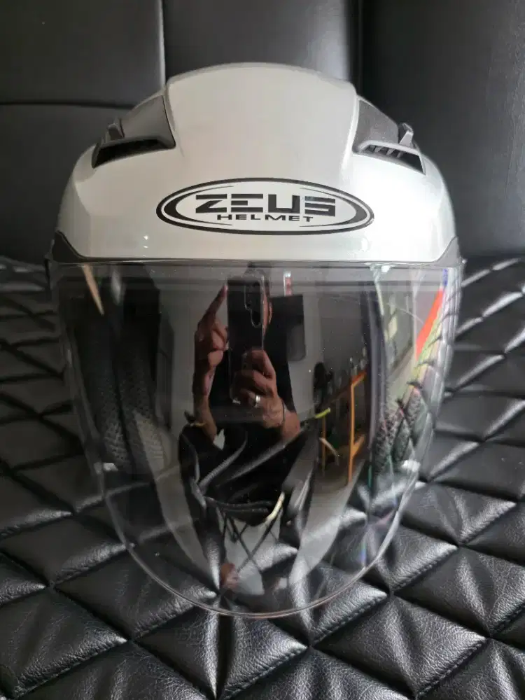 Helm Half Face Zeus 611 Silver kondisi bekas tapi baru