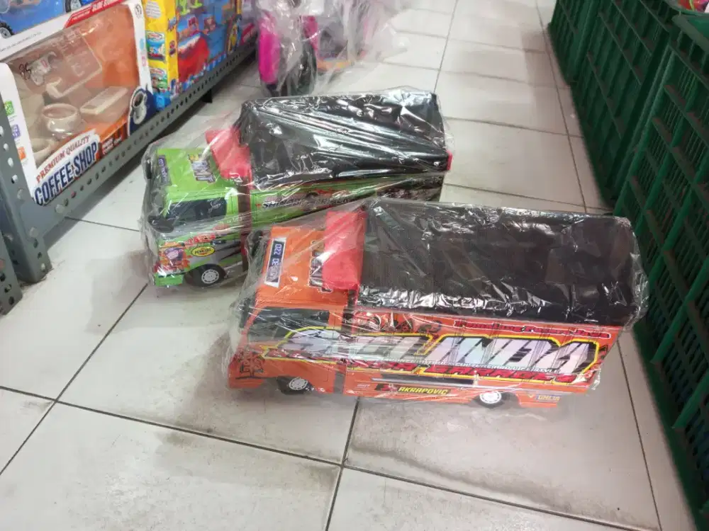 Mainan anak truk oleng kayu sedang