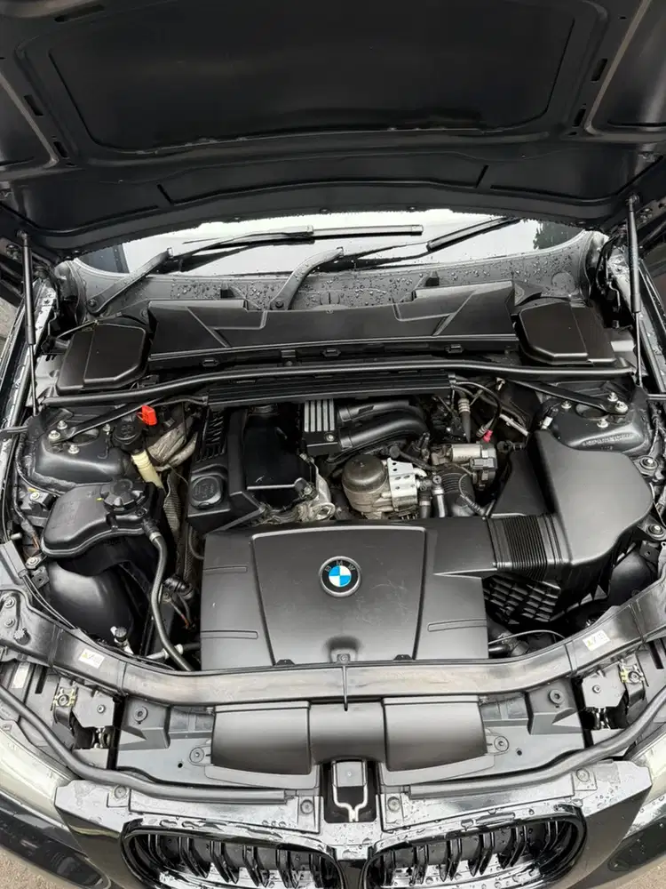 BMW 320i 2011 Bensin - ISTIMEWA LOW KM.