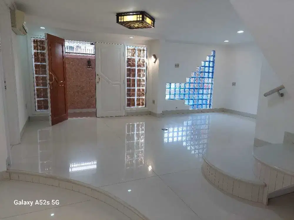 Dijual Rumah Hoek Strategis di Tanjung Duren dengan Jalanan Lebar