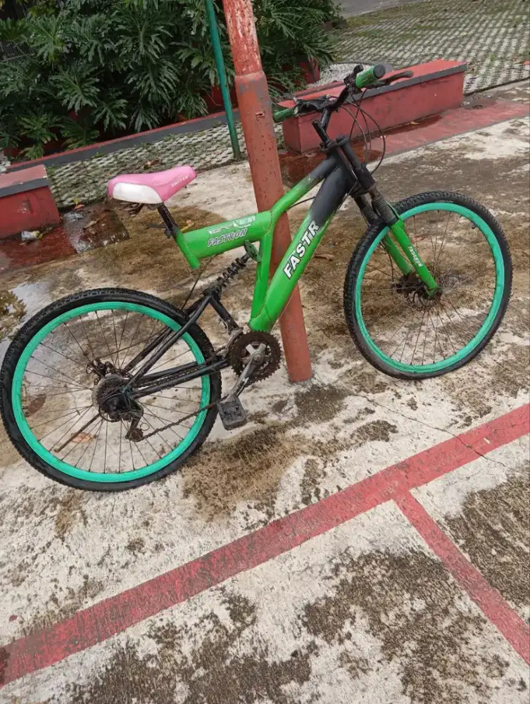 Sepeda lama disimpan.