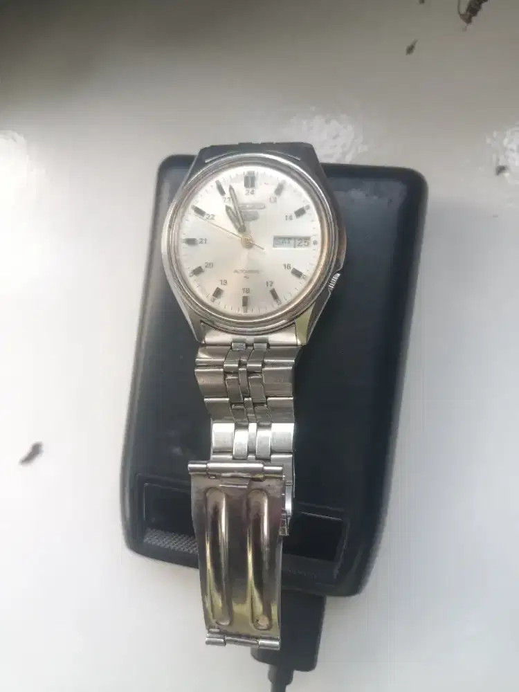 Jam tangan Seiko 5 otomatis