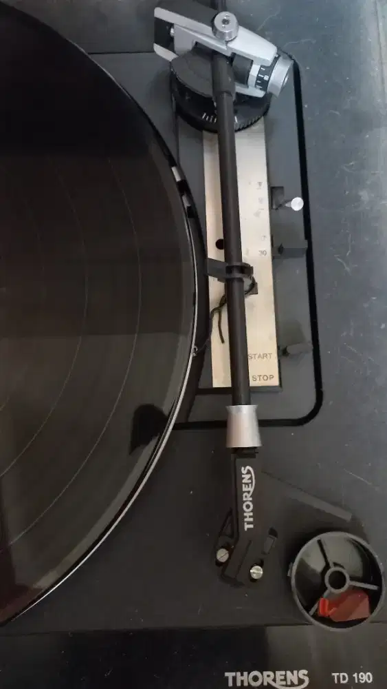 Pemutar piringan hitam merk THORENS