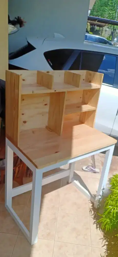 Tukang pembuat meja belajar dari kayu