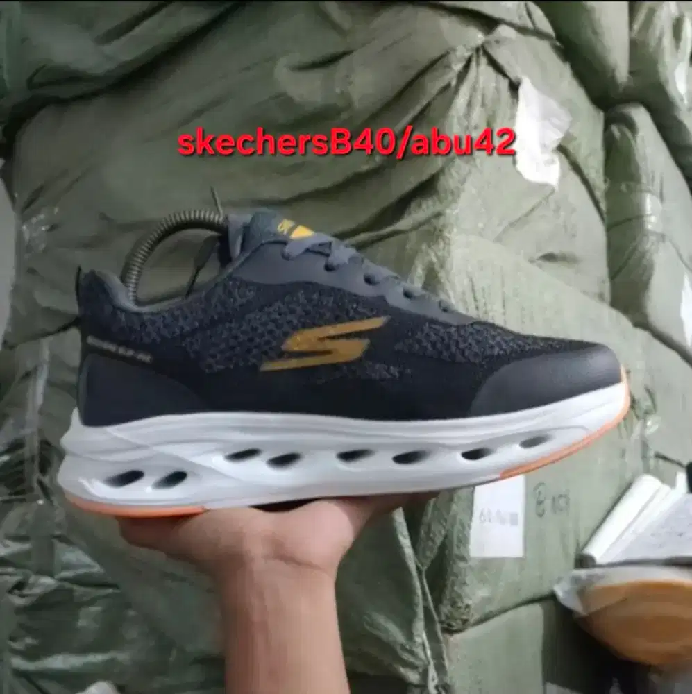 Sepatu Skecher abu