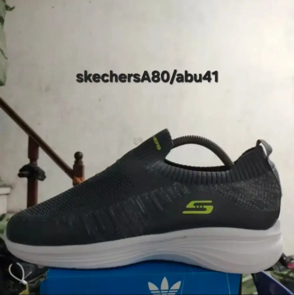 Sepatu skecher abu