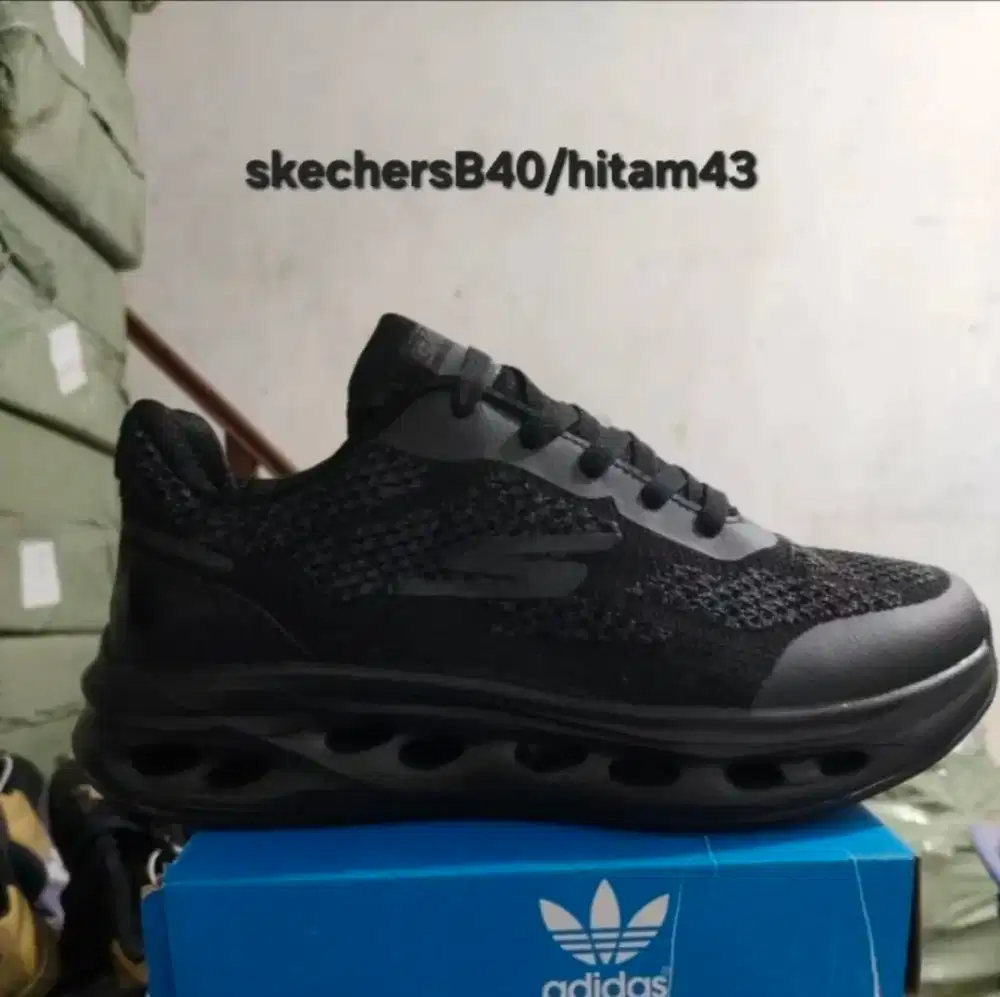 Sepatu skecher hitam