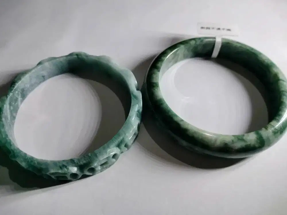 Gelang ukir koin dan corak batu giok