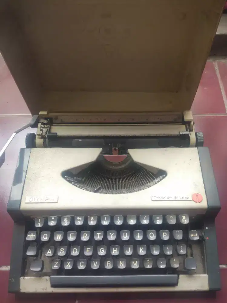 Mesin tik manual merk Olympia