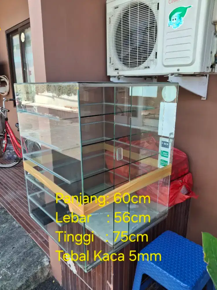 Etalase Kaca Enam Susun