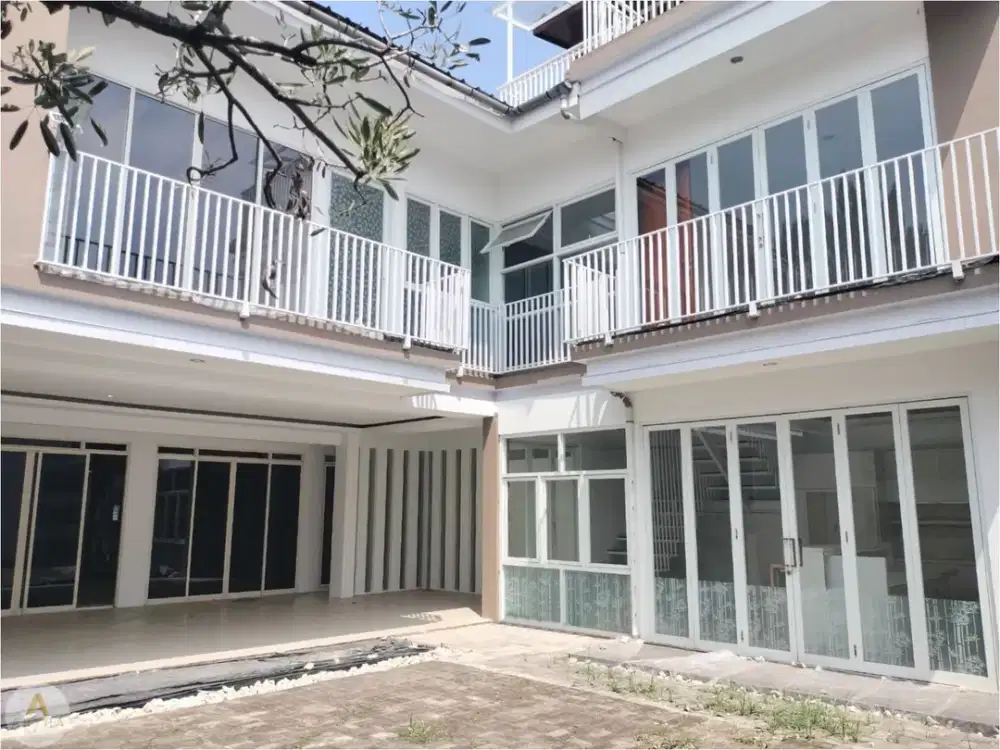 Rumah Mewah Semi Furnished Tatar Larangtapa di Kota Baru Parahyangan