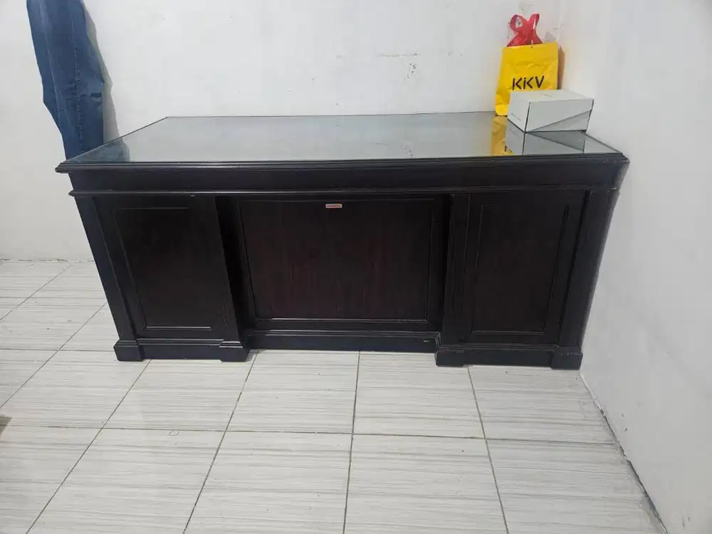 Meja Direksi + Kursi (1 Set)