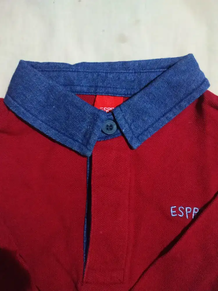 Kemeja Esprit merah dengan aksen kerah denim