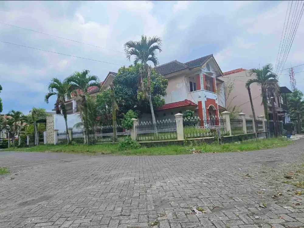 rumah istimewa di samping taman krida soekarno hatta bagus buat kafe atau kos elite bahkan guest house sangat dekat raya suhat dan kampus UB Brawijaya