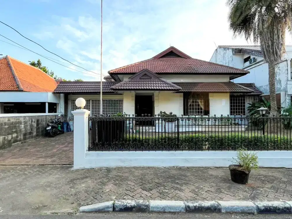 RUMAH LAMA TERAWAT, LOKASI STRATEGIS, BANGUNAN 2 LANTAI.