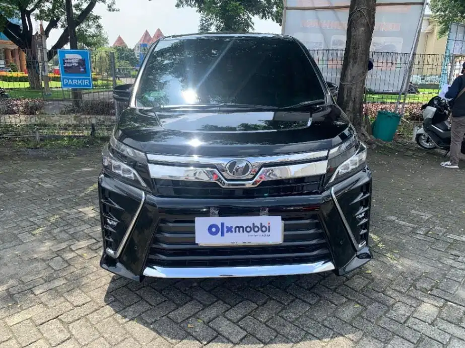 DP MURAH Toyota Voxy 2.0 Bensin-AT 2018 Hitam CBZTB