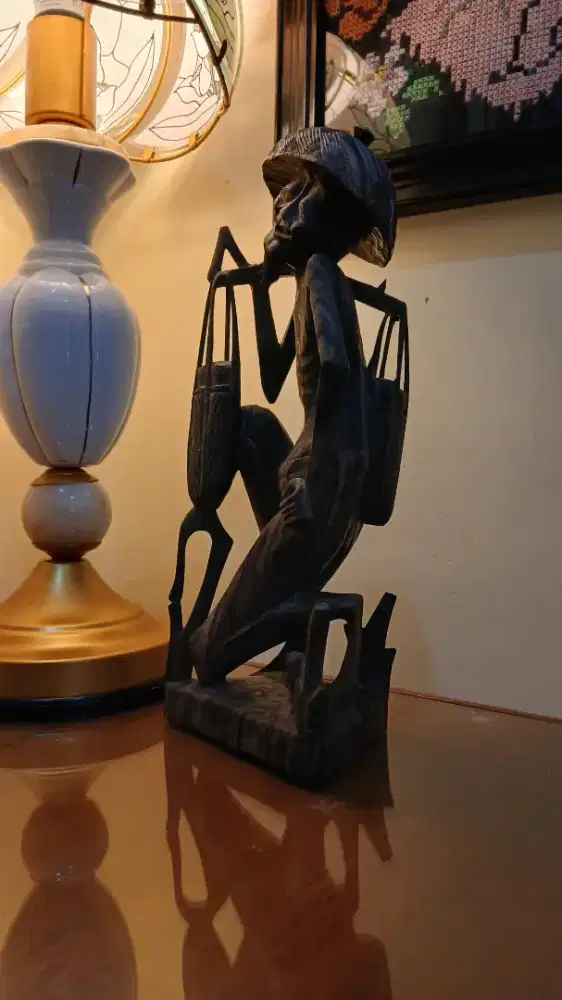 Patung kayu kuno pak tua