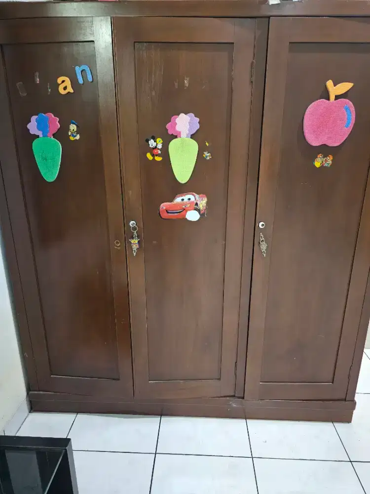 Lemari baju 3 pintu
