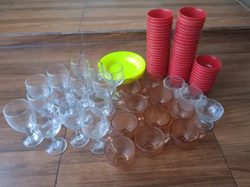 gelas dan piring plastik