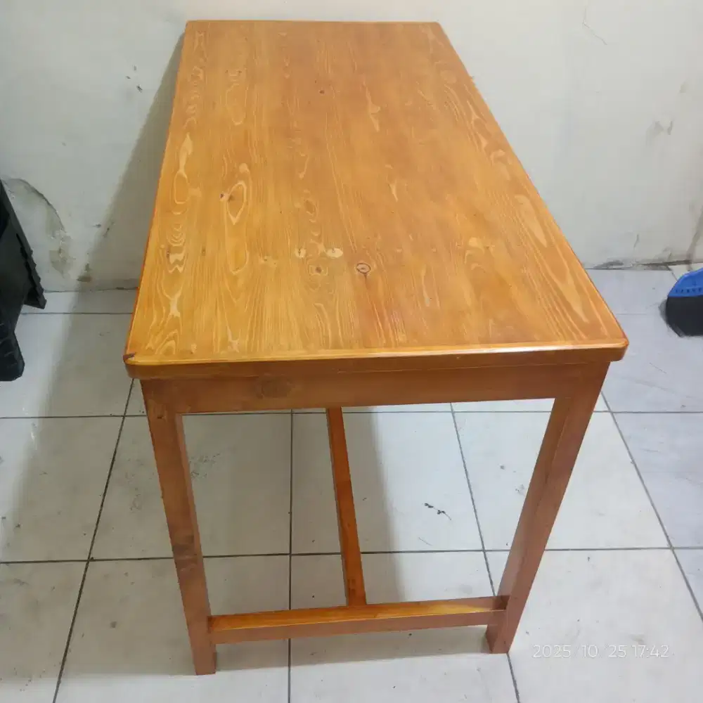 Meja Makan Kayu.