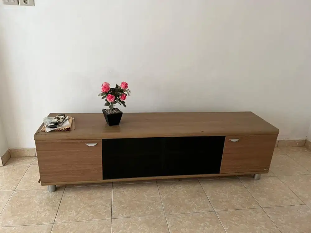 Rak lemari TV tinggi sekitar sedengkul