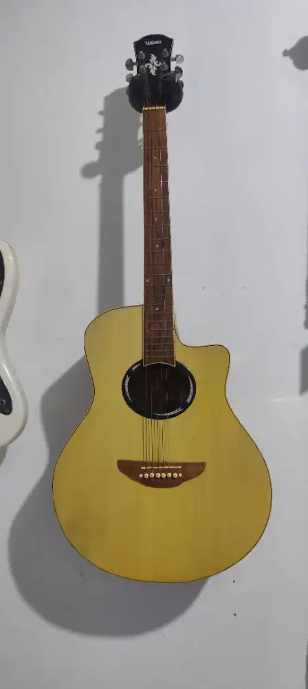 Gitar akustik bekas