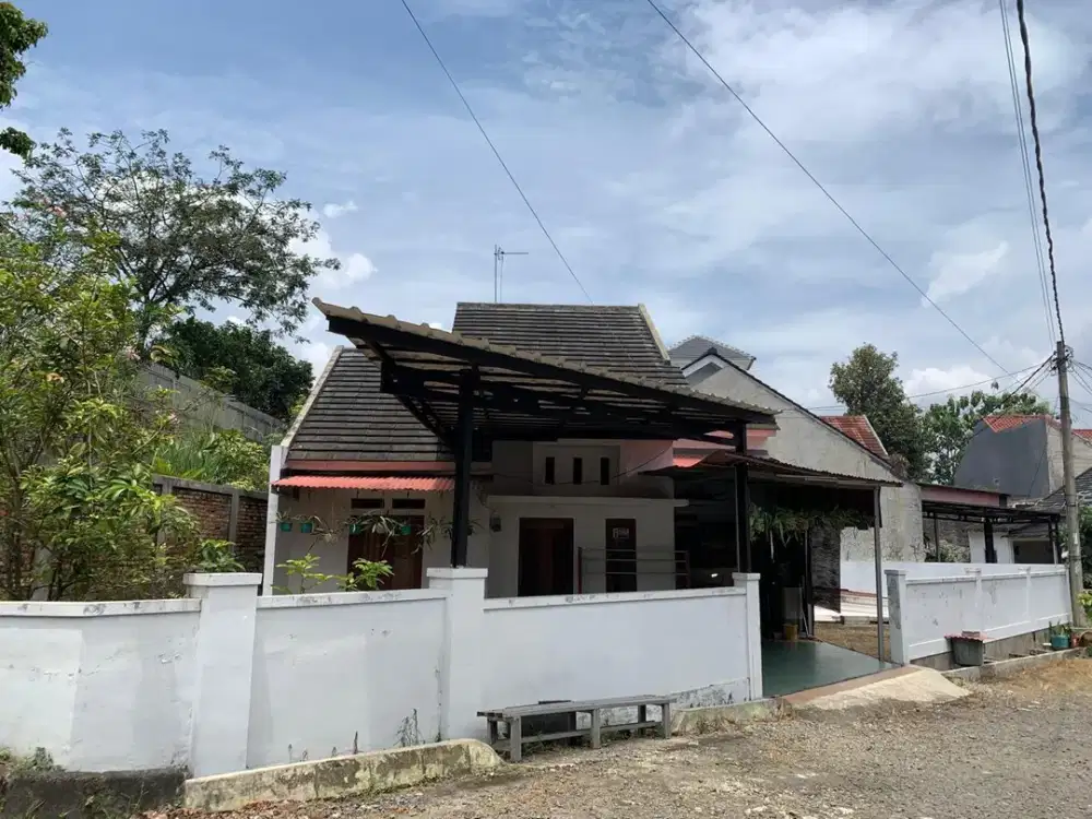 Di jual rumah siap huni dengan tanah luas di dekat ps.pucung depok.