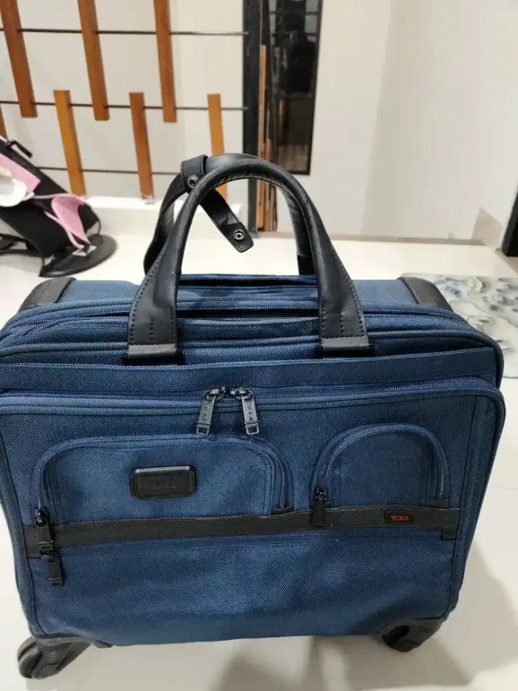 Koper tumi travel bag cabin size