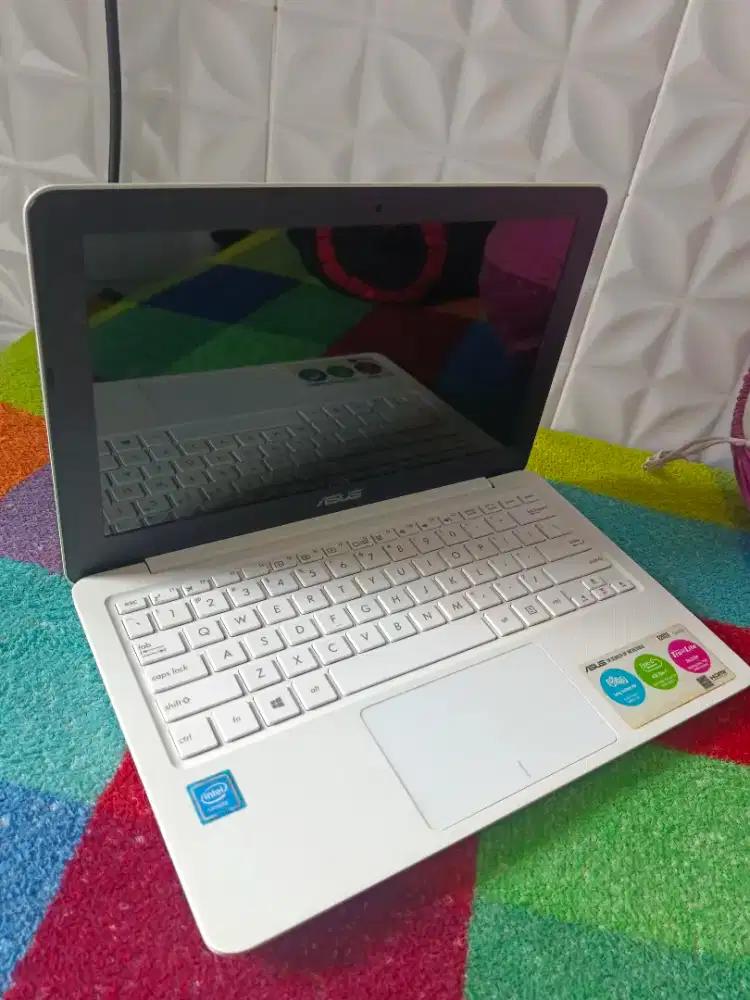Laptop netbook asus e202s intel