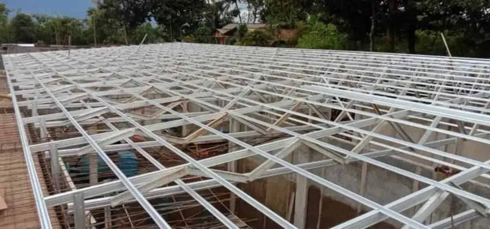Rangka atap baja ringan  Spandek polos terpasang
