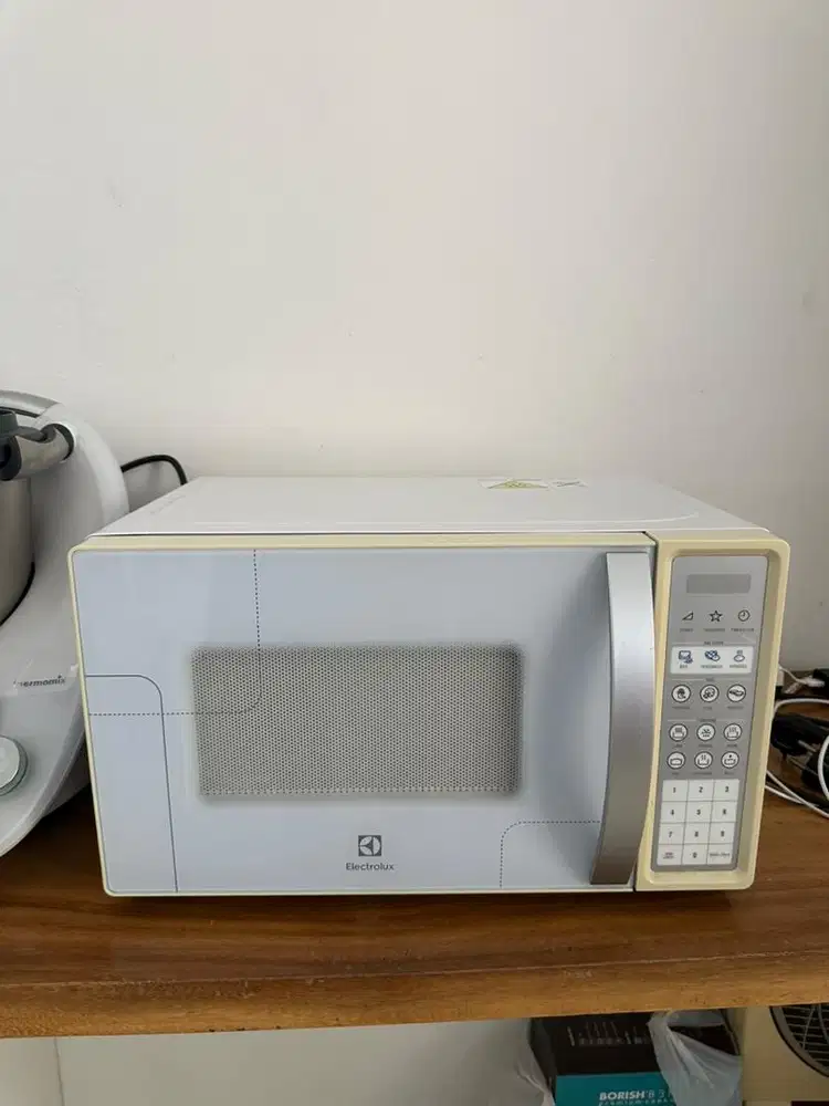 Microwave Electrolux model EME2024MW kondisi masih 99%