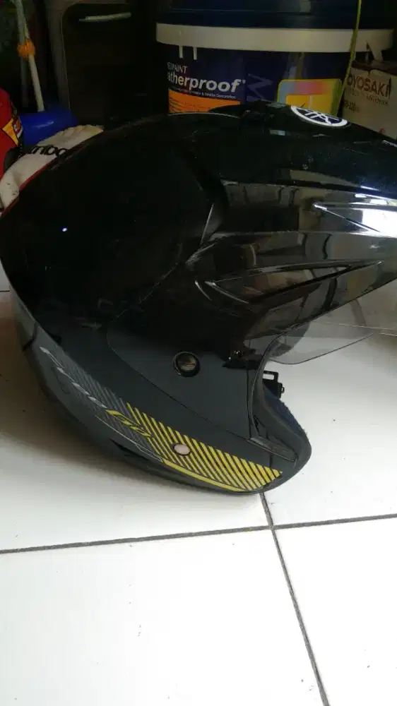 Helm hitam,Yamaha freego