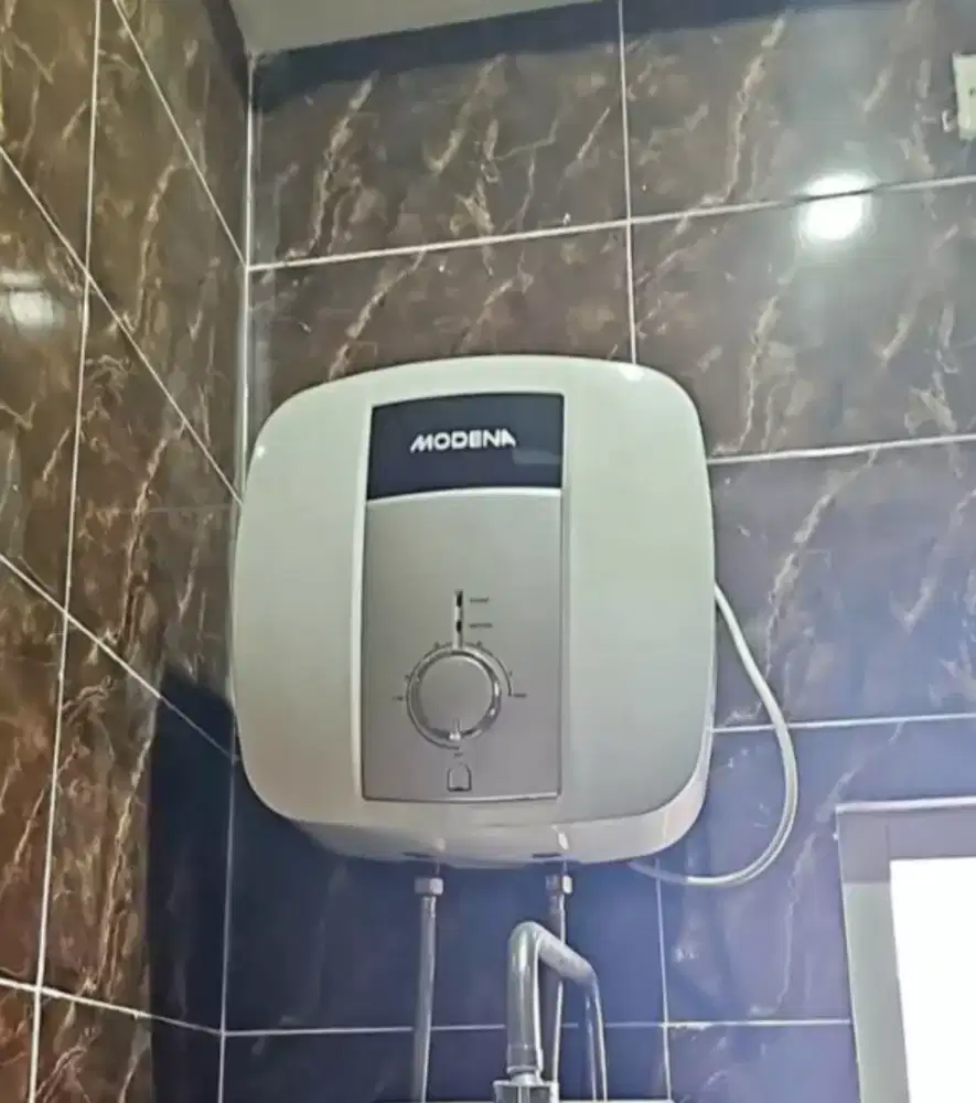 Di Cari Water Heater Modena Waser ariston 15 L Kondisi Normal like new