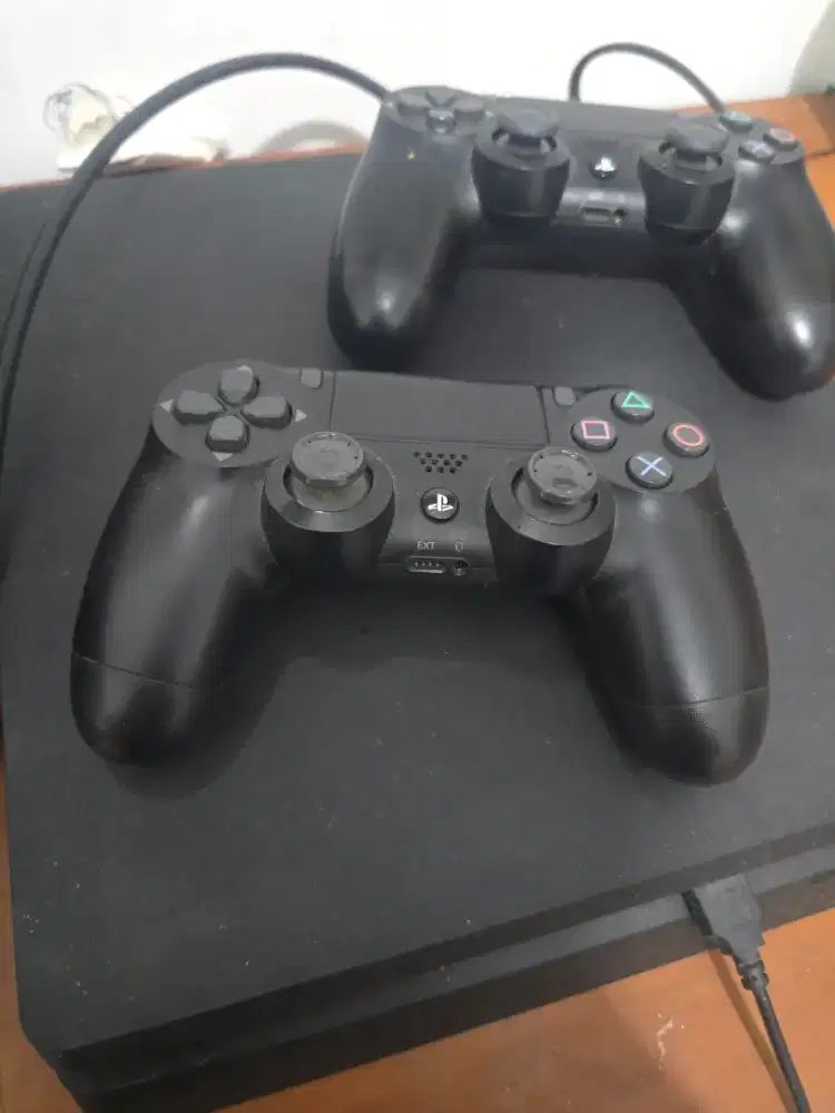 Ps 4 slim ori 1TB dan 2 stick ori (bundle game)