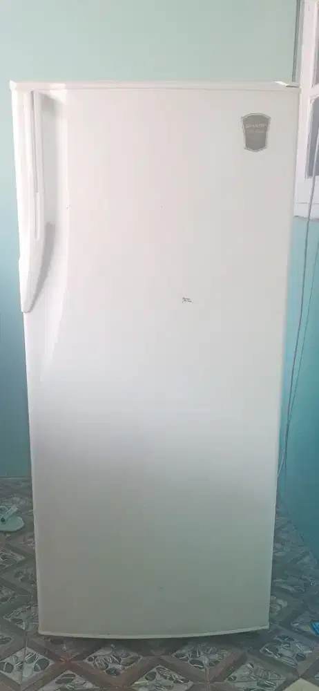Kulkas 1 pintu merk sharp orisinil 100% es batu