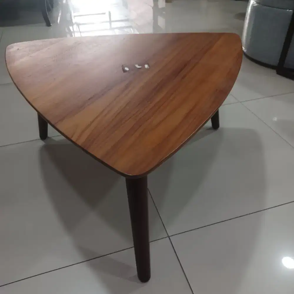 Meja Tamu Segitiga Jati