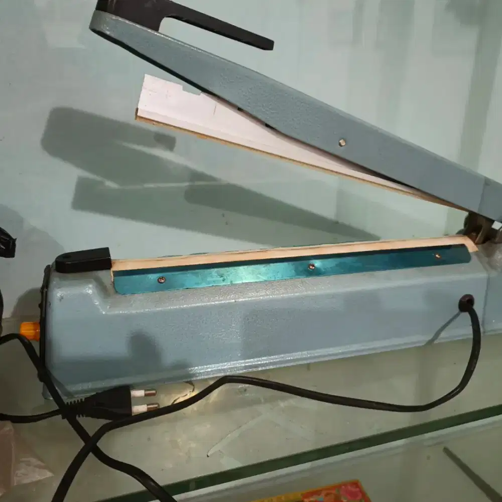 Satu yunit alat press kantong kemasan