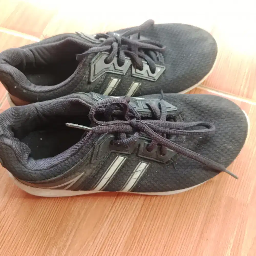 Sepatu bekas merk ando