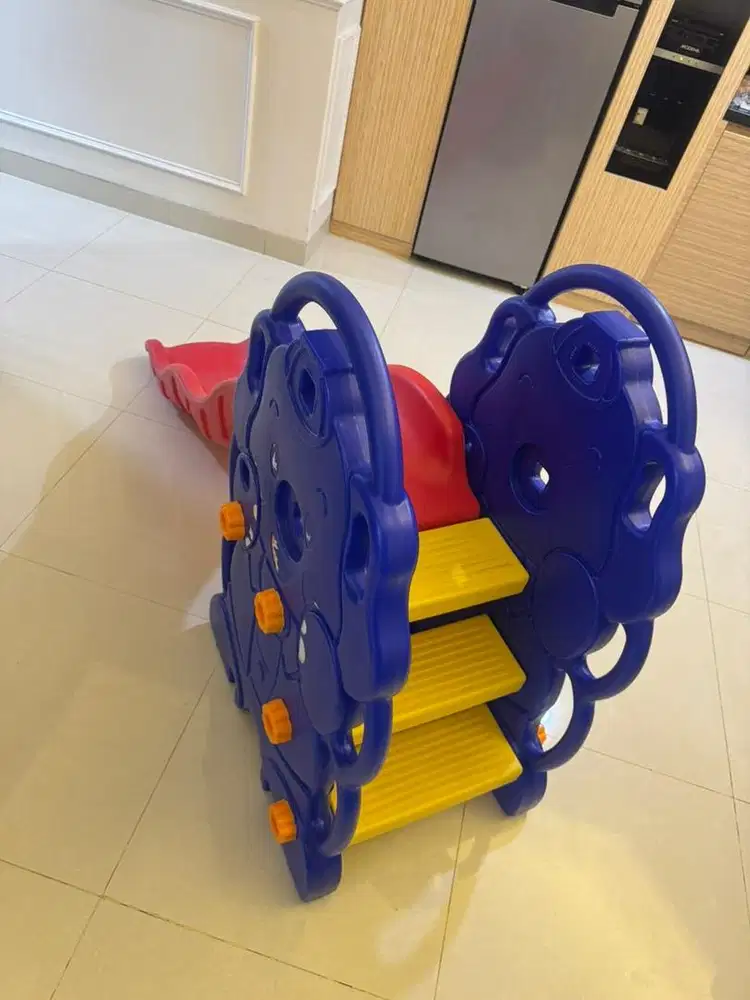 Mainan perosotan anak