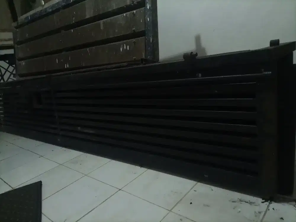 Pintu garasi besi panjang