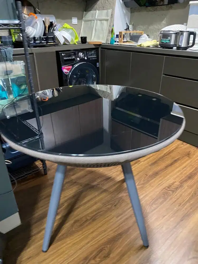 Meja makan tempered glass bulat informa