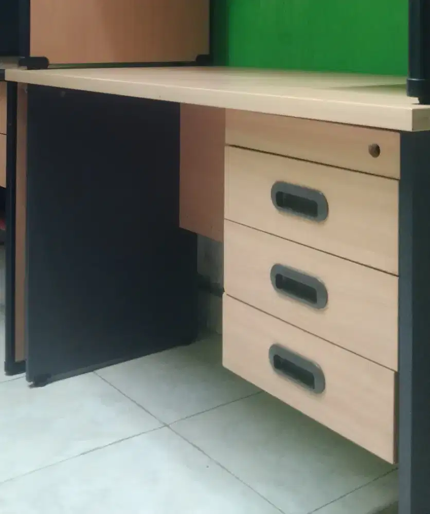 Meja kantor / meja komputer