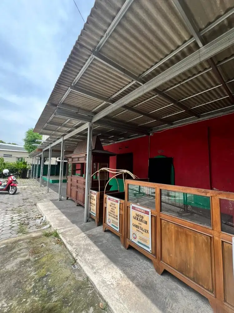 Disewakan ruang usaha luas di Solo, lokasi strategis, parkir lega