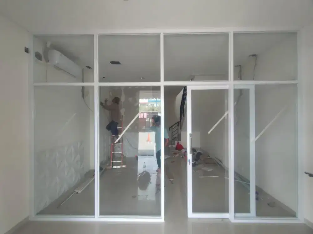 Partisi kaca sekat ruang