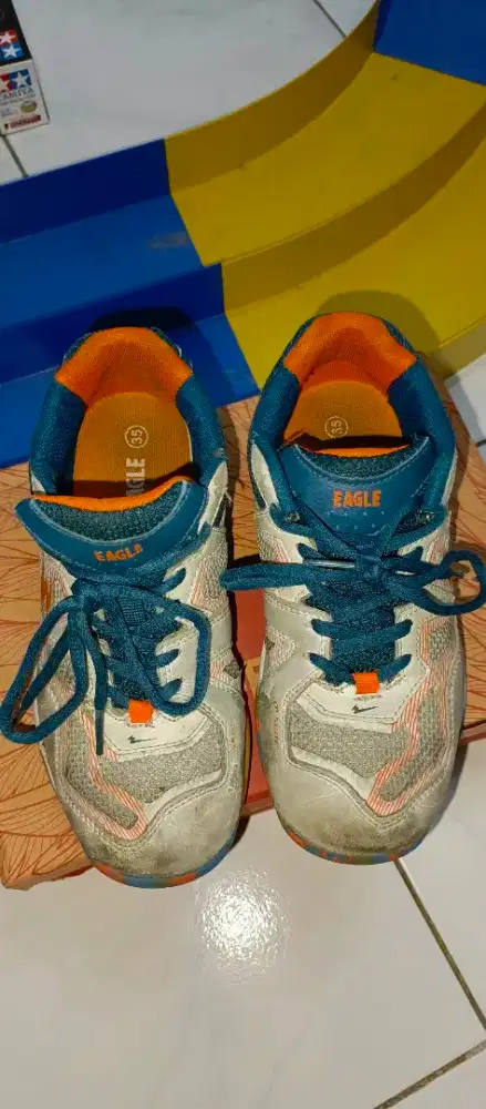 Sepatu badminton merk eagle original. Ukuran 35. Masih bagus & tebal.